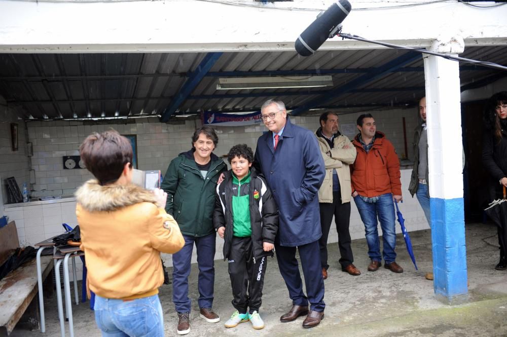 Grabación de un programa de televisión en el campo del Santiago de Aller