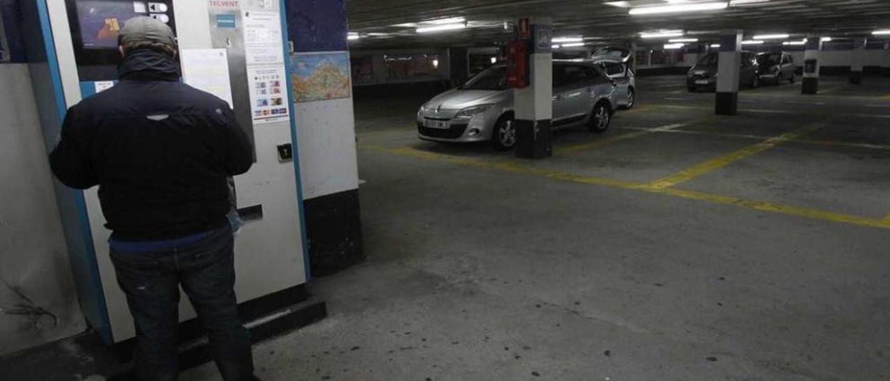 Interior del parking de la Plaza de Portugal, prácticamente vacío, pocas horas antes de su cierre la pasada madrugada. // José Lores