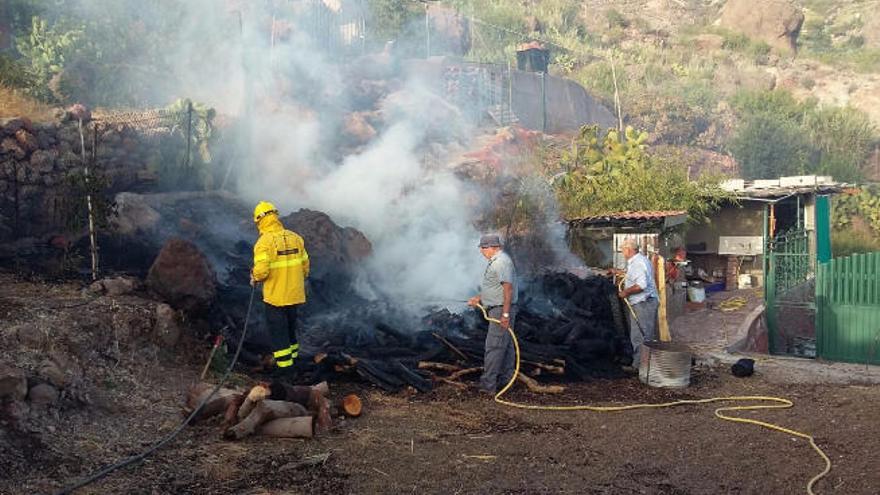 Una quema ilegal de madera activa la alerta en la cumbre de Gran Canaria