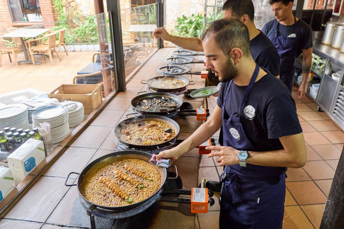 Cuiners de Can Sabata de Lloret de Mar preparant arrossos.