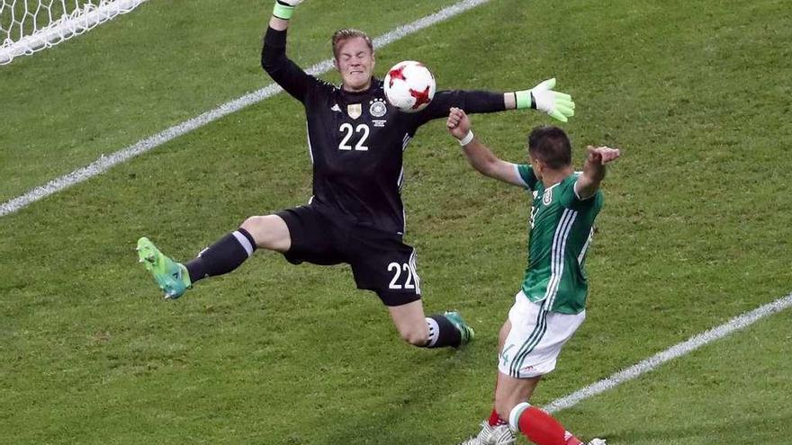 Ter Stegen frena el remate de Chicharito.