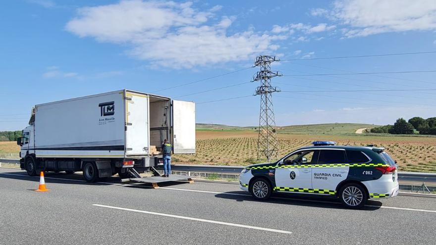 Agentes de la Guardia Civil durante la intervención.