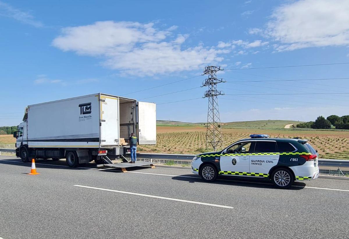 Agentes de la Guardia Civil durante la intervención.
