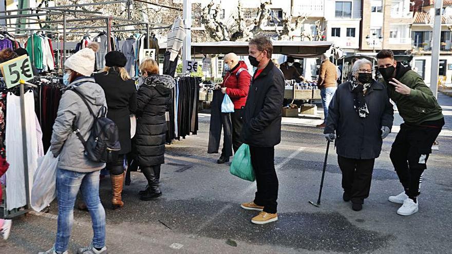 Unas personas en la pasada feria de Reyes de Redondela.   | // R. GROBAS