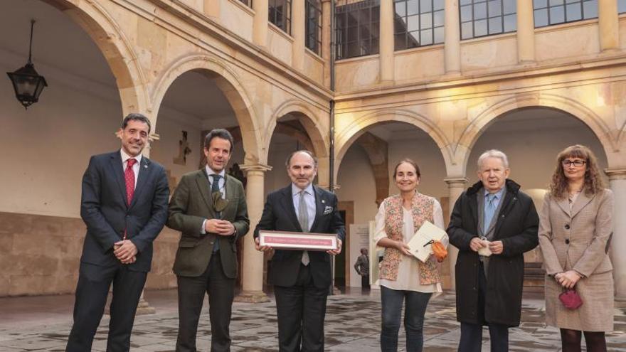 De izquierda a derecha, Javier Fernández Teruelo, Ignacio Cuesta, Ignacio Villaverde, Carmen Benavides, Mariano Abad y Ana isabel González en el patio del edificio histórico de la Universidad. | Irma Collín