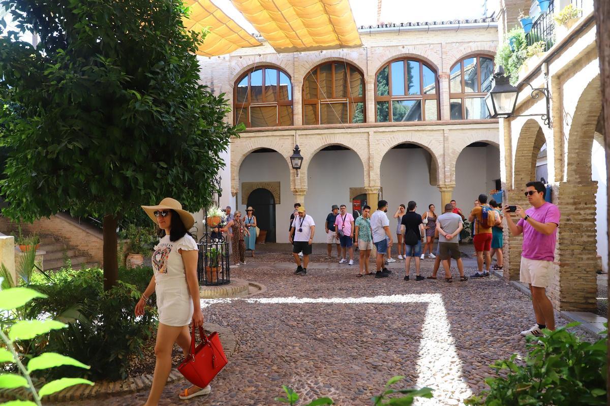 Paseo por los comercios de la Judería en agosto y por el zoco municipal. Ver el ambiente y la situación. Hablar con los de las tiendas, bares, etc, ver si se ha recuperado el turismo, tanto nacional como extranjero. Turistas, turismo