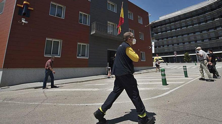 Exterior de la comissaria de la Policia Nacional de Manresa, ahir al migdia