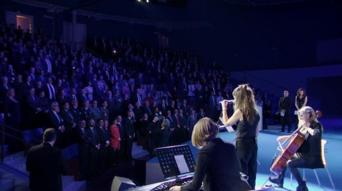 El grupo Son Trio-Miña Almiña despidió la ceremonia de entrega interpretando el Himno de Galicia