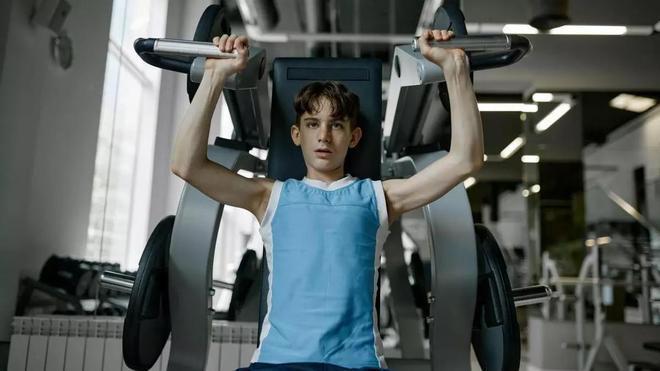 Un gimnasio 'low cost' aterriza en el Edificio Estel de Barcelona bajo el lema de "no juzgar" a los clientes