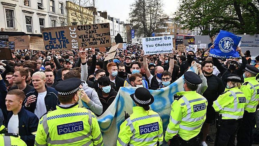 Protestes dels aficionats del Chelsea ahir a la tarda.