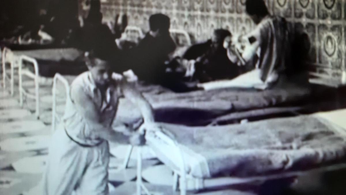 Fotograma de la película, en el que puede verse a un mutilado en el Claustro de Derecho de la UMU.