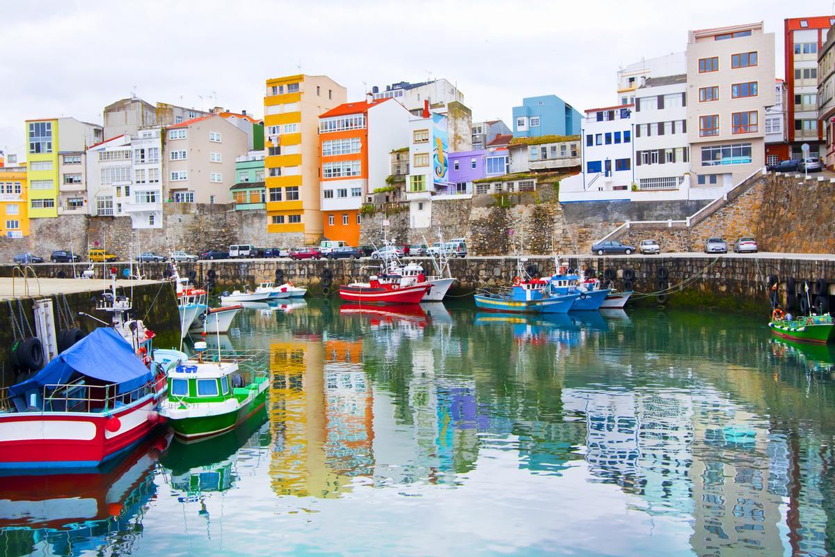 Barcos de pesca en el colorido puerto de Malpica, paisaje urbano, provincia de A Coruña, Galicia, España