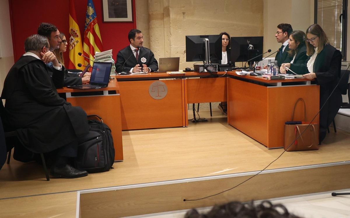 El tribunal, con los letrados de la parte demandate a la izquierda, y la demandada a la derecha.