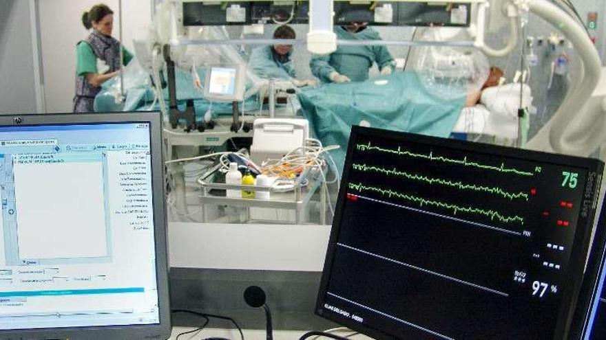 Atención a un paciente cardíaco en la sala de hemodinámica del hospital de Ourense. // FdV