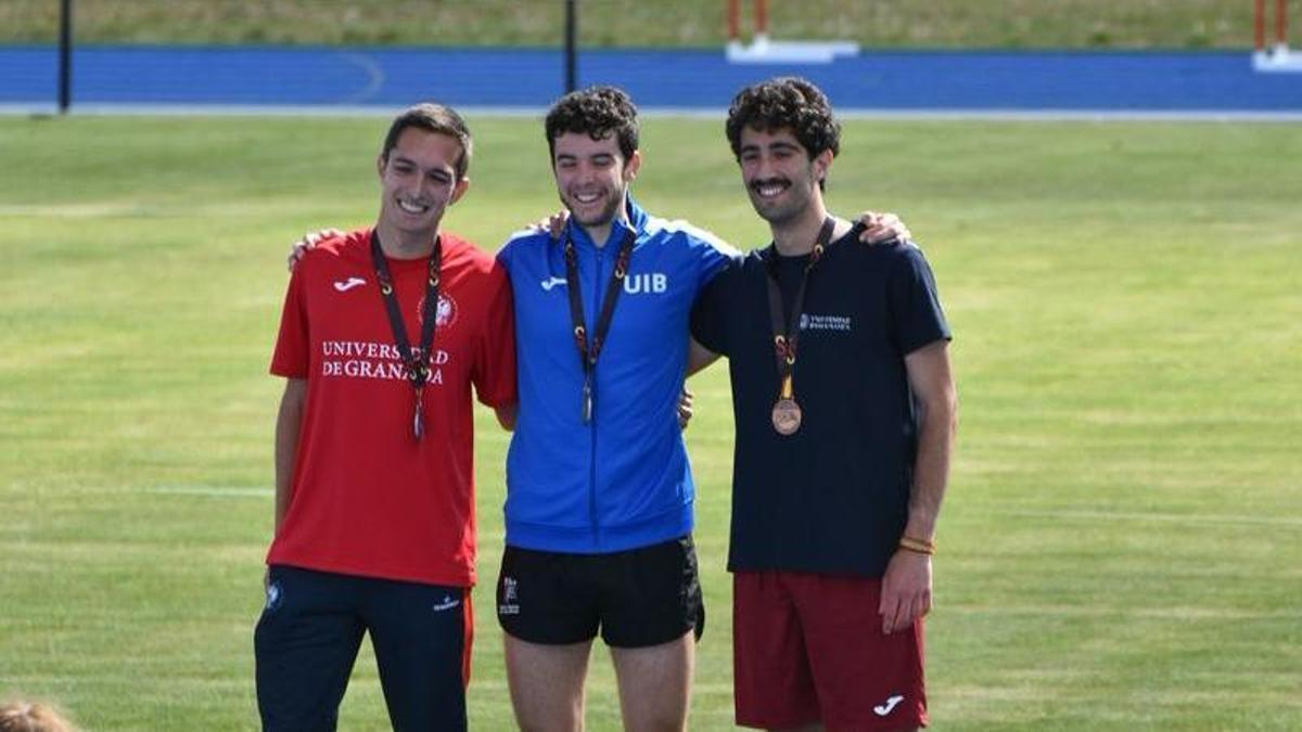 Lluís Fullana posa en el podio con su oro en el 3.000 obstáculos