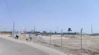 Vecinos denuncian la puesta en marcha de otra campa de coches, ahora en el casco urbano de El Altet y la Policía Local levanta acta