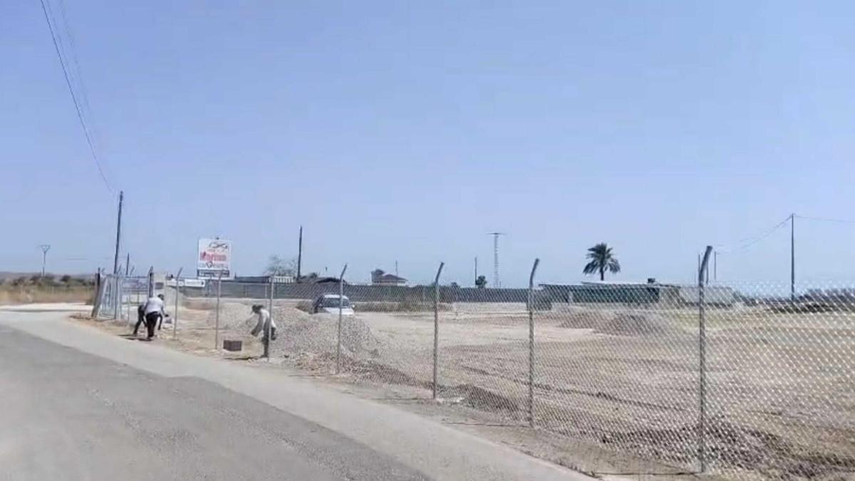 Vecinos denuncian la puesta en marcha de otra campa de coches, ahora en el casco urbano de El Altet y la Policía Local levanta acta