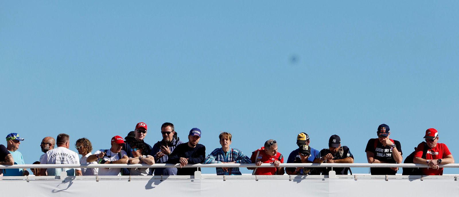 Cientos de personas acuden a Cheste para no perderse las carreras de MotoGP