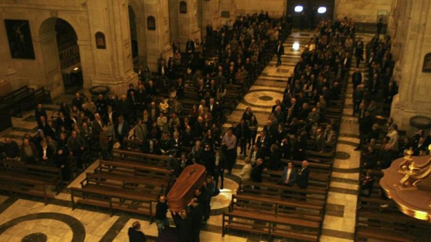 Un instante del sepelio que ha acogido la Basílica de Santa María