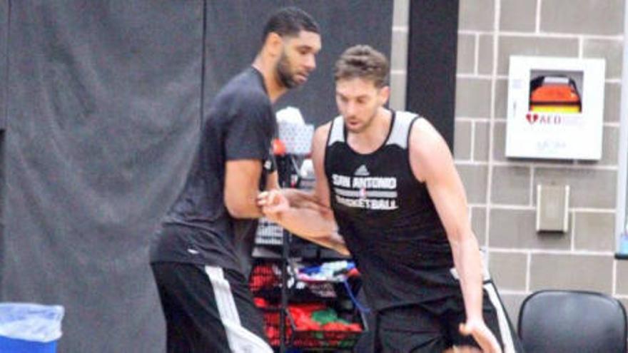 Tim Duncan, defendiendo a Pau Gasol.