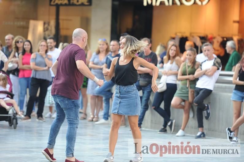 Los bailes latinos salen a la calle en Murcia