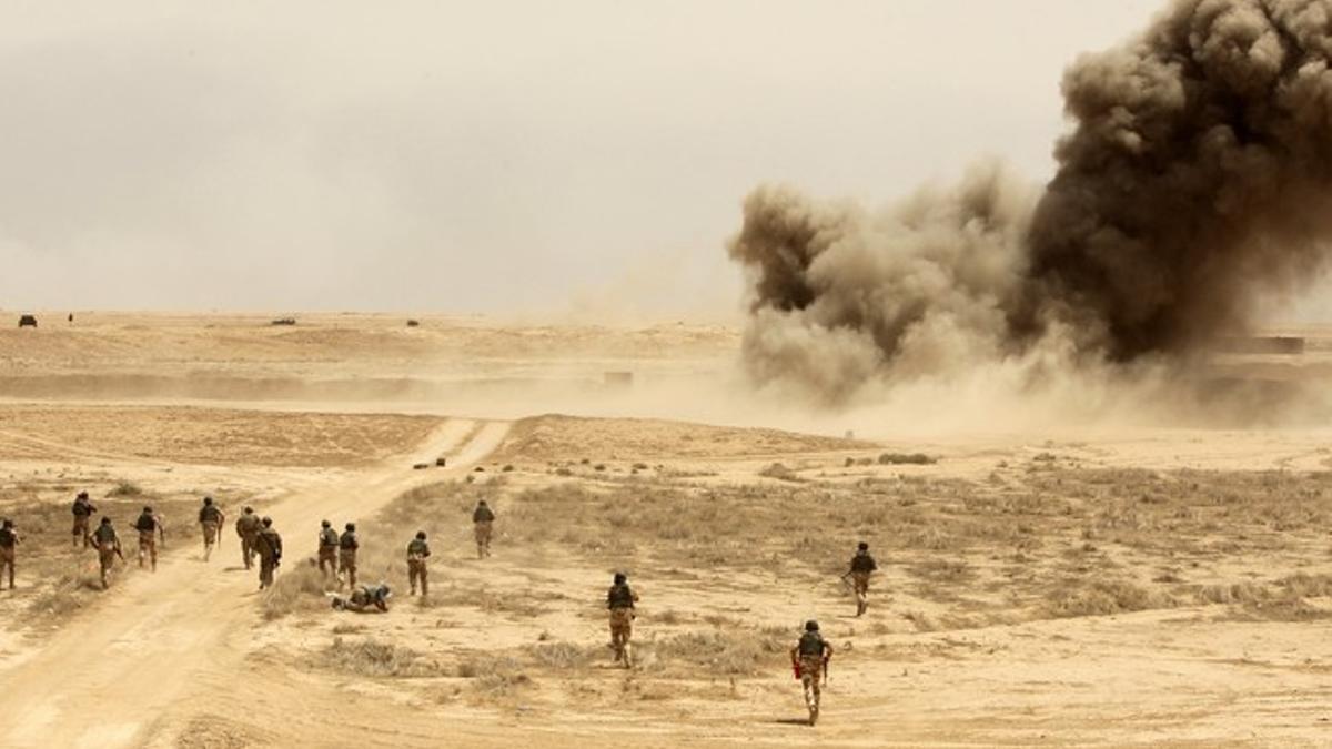 Miles de soldados iraquís entrenana en el campo de Basmaya en Bagdad, Iraq.