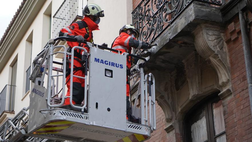 GALERÍA | Intervención de los bomberos por caída de cascotes en Zamora