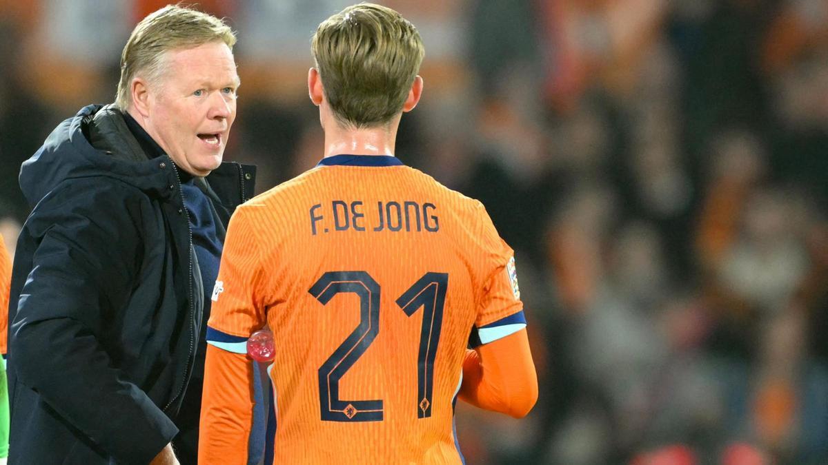 Koeman, el seleccionador de Holanda, charla con Frenkie de Jong