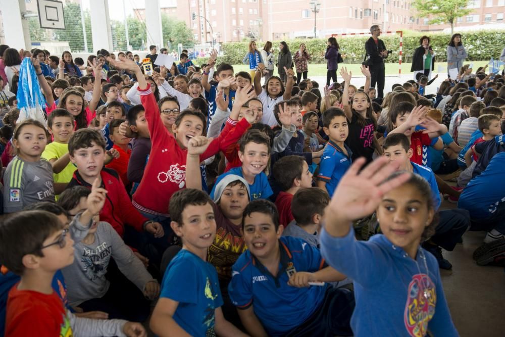 Los jugadores del Real Oviedo, Esteban y Diegui, visitan el colegio de La Corredoria 2