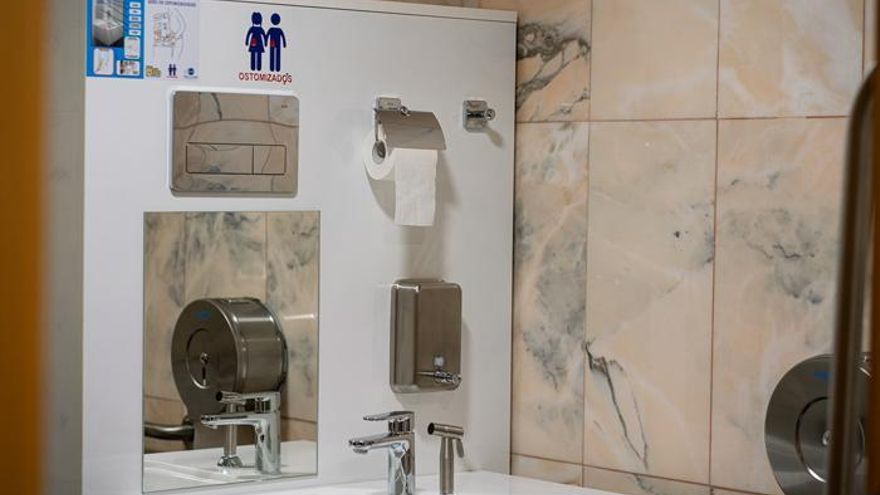 El Ayuntamiento adaptará los aseos de siete centros cívicos para personas con movilidad reducida o con ostomías