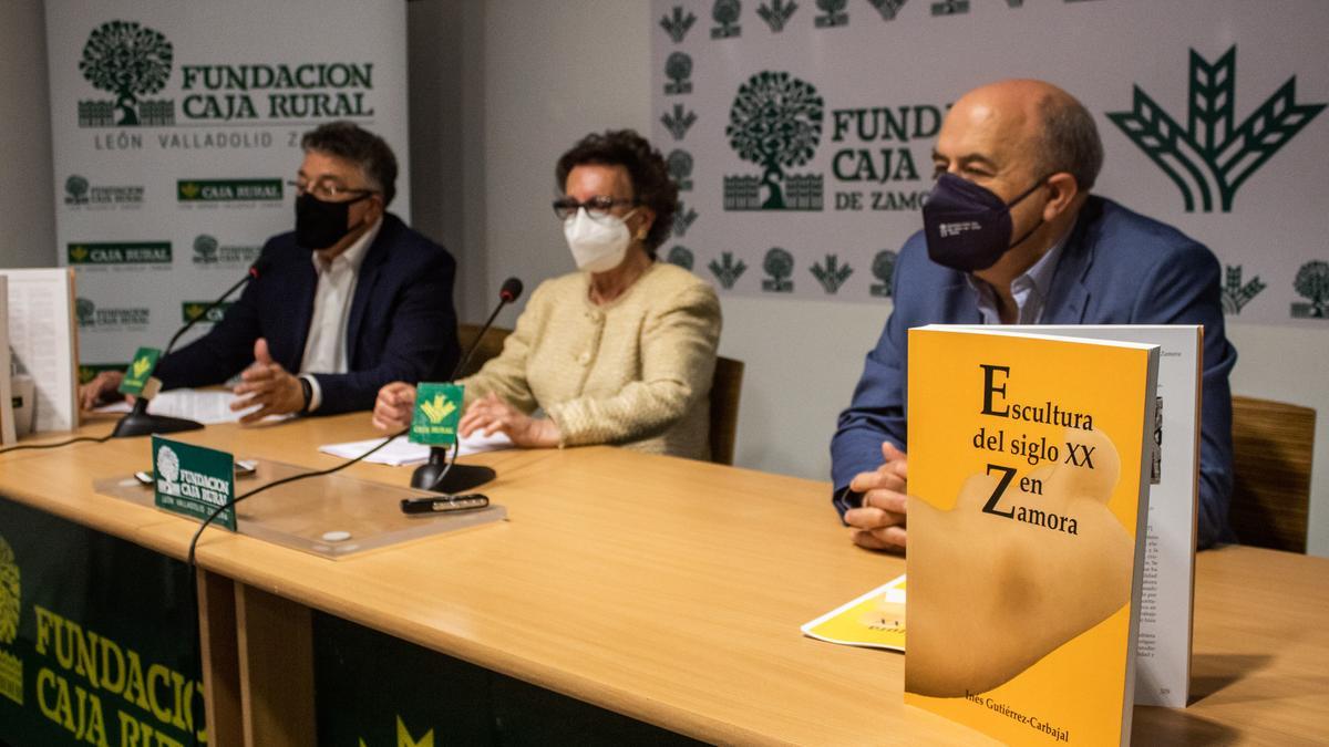 Desde la izquierda, José Andrés Casquero, Inés Gutiérrez Carbajal y Feliciano Ferrero, en el Centro Cultural de Caja Rural de Zamora