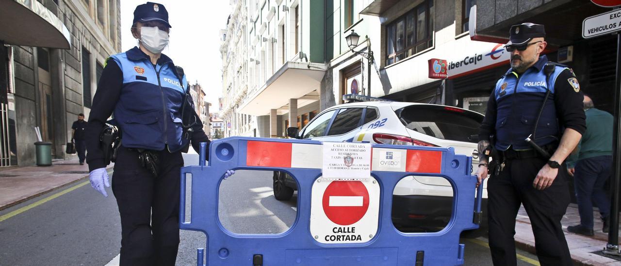 Agentes de la Policía Local cerrando la calle Mendizábal al tráfico en mayo de 2020.