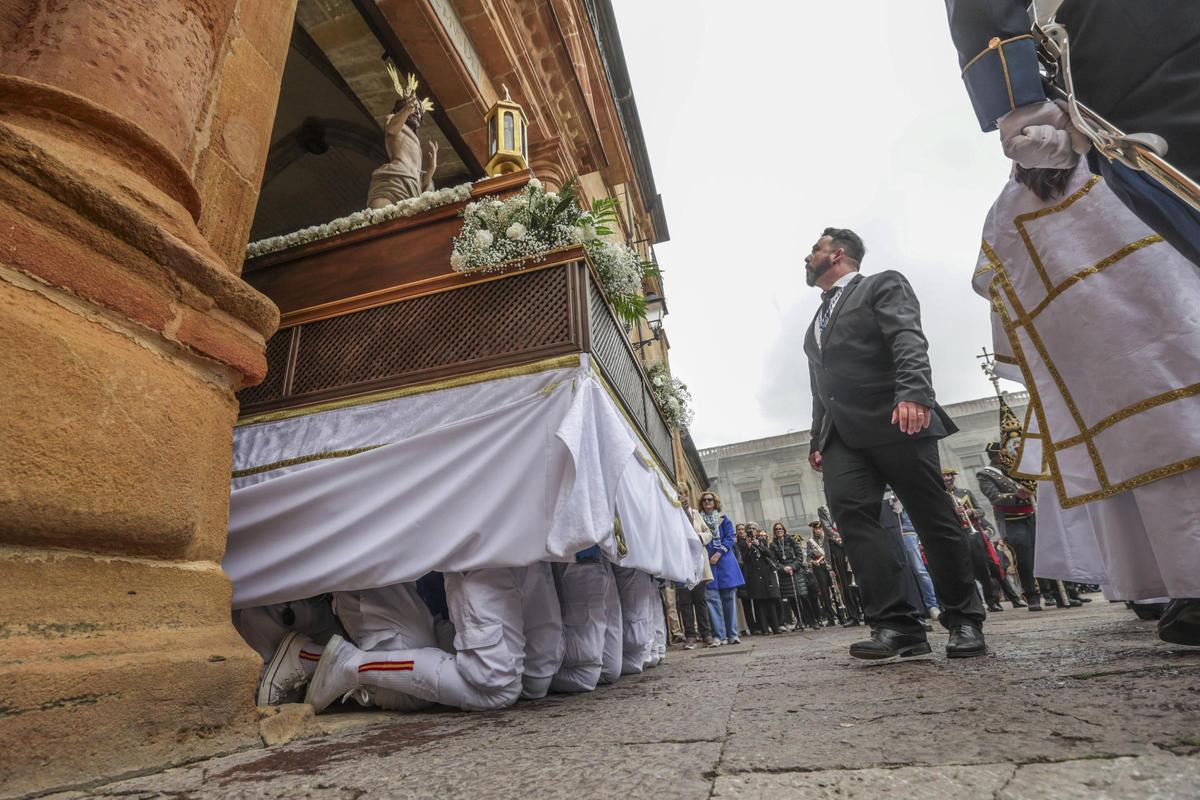 Los costaleros sacan el paso de Jesús Resucitado de rodillas de la Catedral.