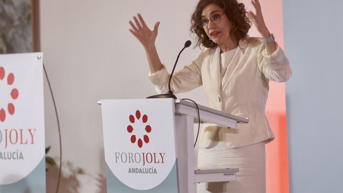 La vicepresidenta primera del Gobierno, María Jesús Montero, participa en un encuentro informativo del Grupo Joly en Cádiz.