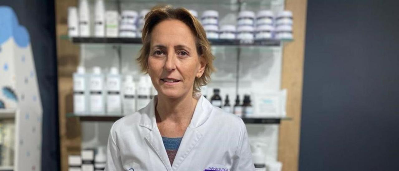 La farmacéutica Paula Briones, en su establecimiento de la avenida de Arteixo. |