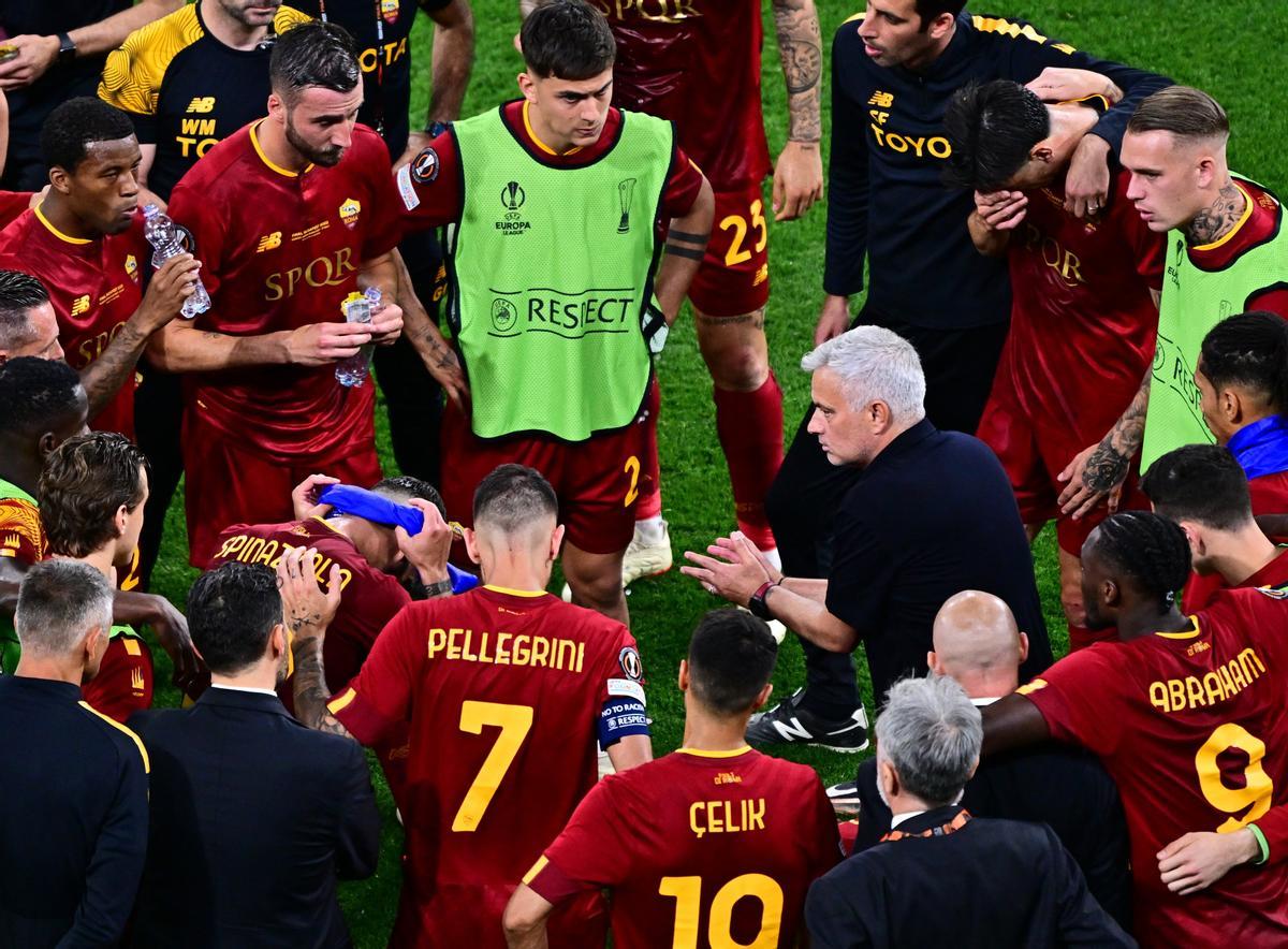 Jose Mourinho, entrenador de la Roma, da unas instrucciones a sus jugadores durante la prórroga.