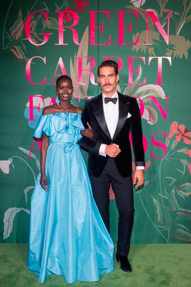 Jon Kortajarena y la modelo Adut Akech en los 'Green Carpet Fashion Awards'