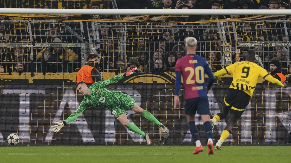 Guirassy marca de penalti el 2-2 del Dortmund al Barça.