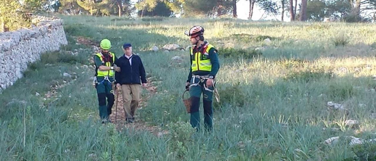 Guardias civiles acompañan al buscador de setas hasta el helicóptero.