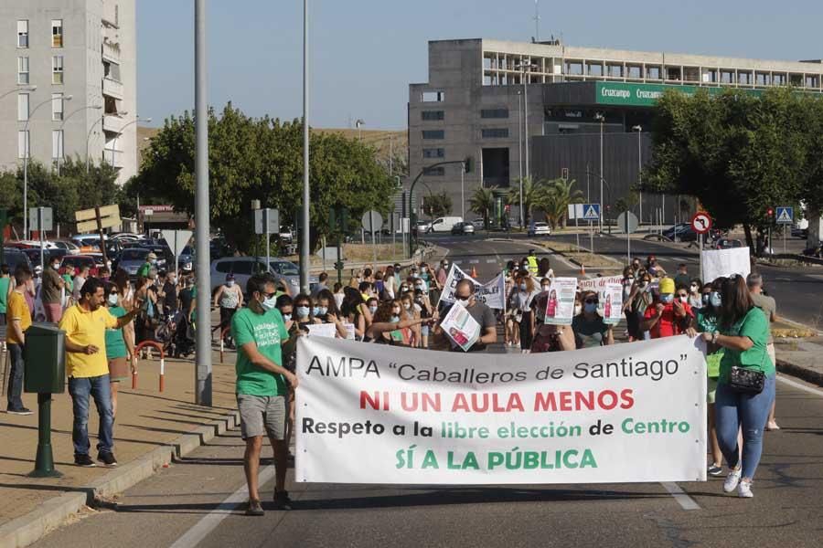 Manifestación contra el cierre de unidades en la escuela pública