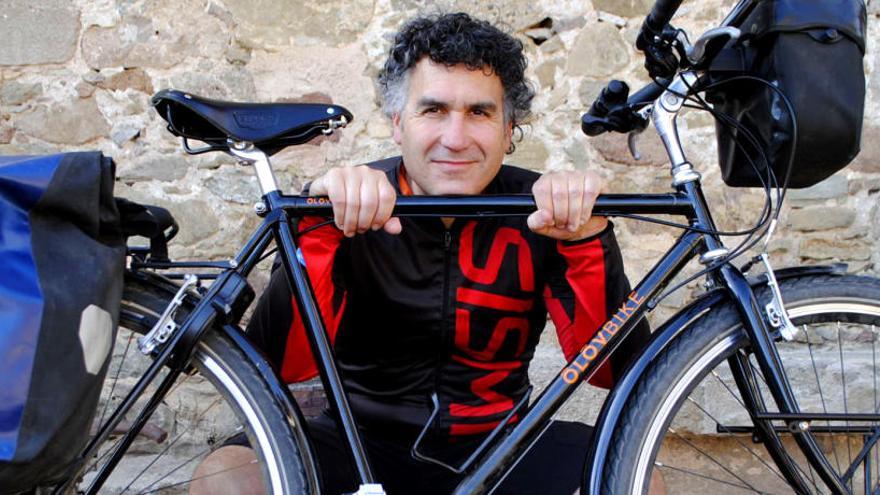 Raul Alzola amb la bicicleta destinada a donar la volta al món