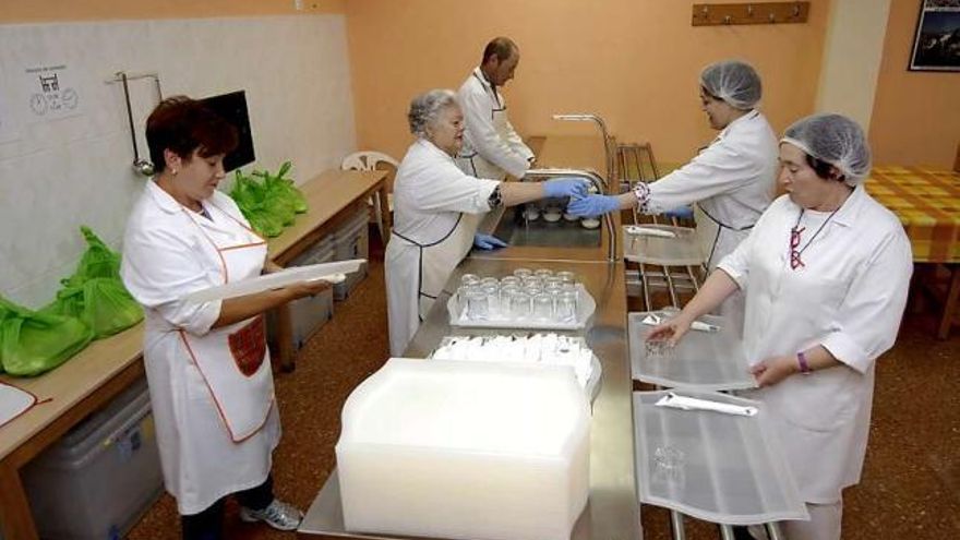 Voluntarios del comedor social de Amicos se preparan para servir las comidas.