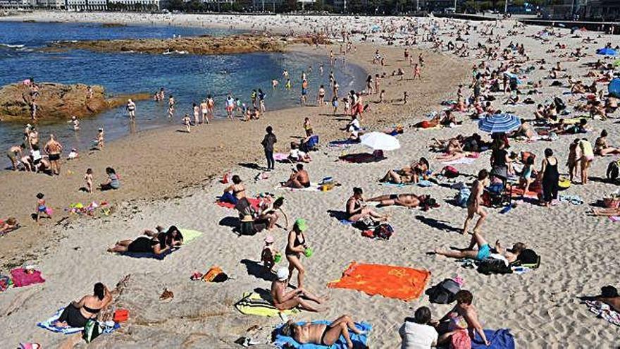 Decenas de personas en Riazor el pasado mes de mayo, cuando las temperaturas pasaron de los 25 grados.