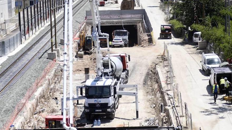 Camiones trabajando en la zona del soterramiento sacando tierra de lo que será el túnel de la red ferroviaria.