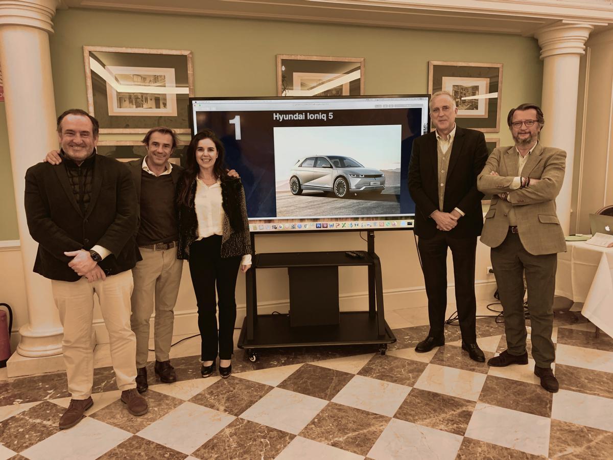 De izquierda a derecha, Felipe de Lucas, Consejero Delegado de PI360, Juan Pedro Díaz, Director General Comercial de Prensa Ibérica, Elena Gris, Juan José Martínez y Santiago de la Rocha, directores de marketing y comunicación y jefe de prensa de Hyundai Motor España, respectivamente.