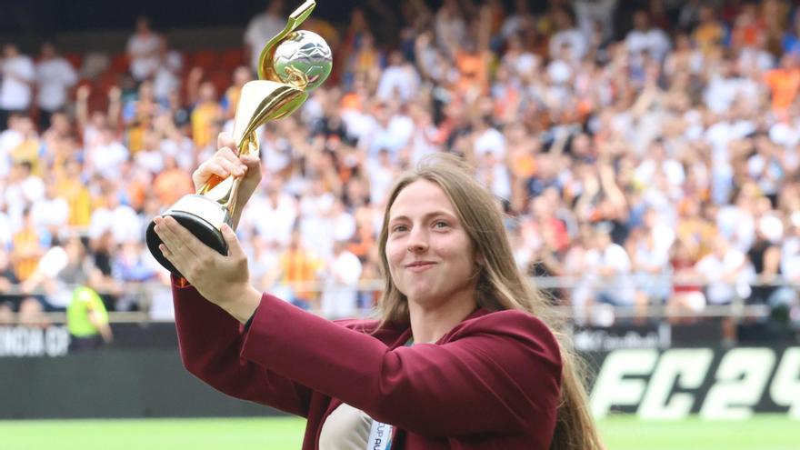 Enith ofrece la Copa del Mundo a Mestalla