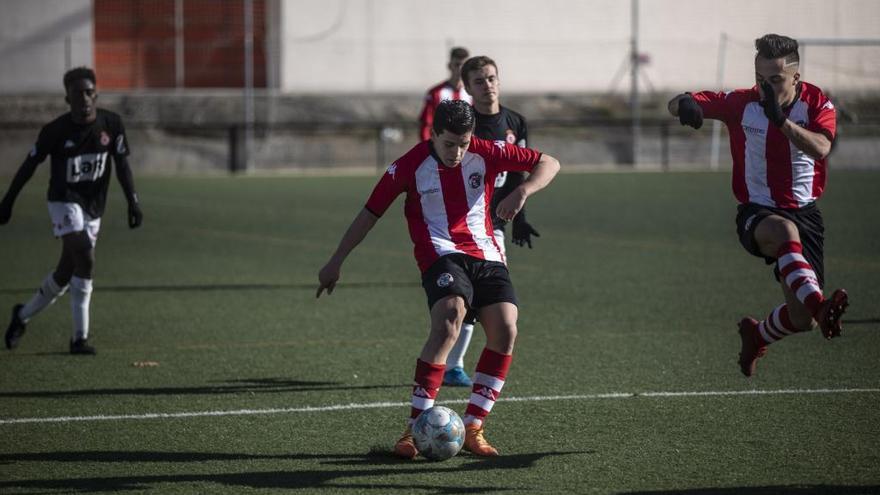 Un juvenil rojiblanco chuta a portería.