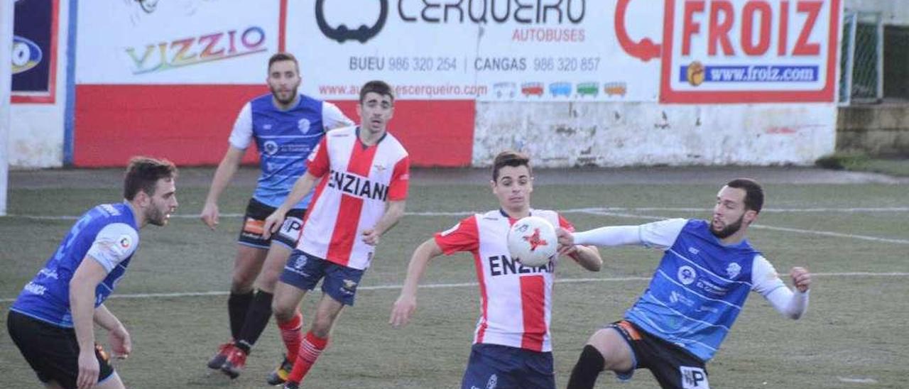 Gabri disputa un balón ante un rival en el partido ante el Ourense. // Gonzalo Núñez