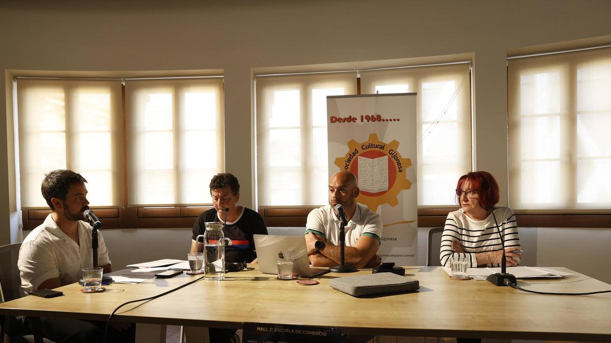 Por la izquierda, Pablo Palomo, Víctor Díaz, Jesús Martínez Salvador y Carmen Vila, durante el debate.
