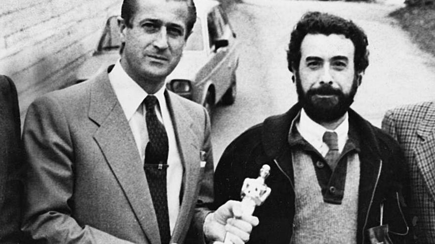Manuel Vega-Arango con José Luis García y el &quot;Oscar&quot; por &quot;Volver a empezar&quot;